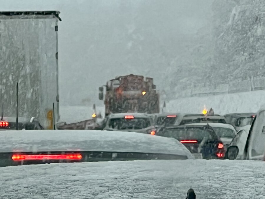 Promet iz Brežic proti Ljubljani se je ustavil pri Novem mestu