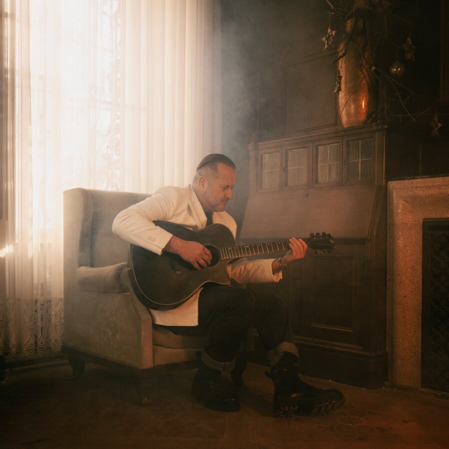 Miki Vlahovič ob 30. obletnici poroke predstavlja novo verzijo pesmi ALI BOŠ ŠE VERJELA